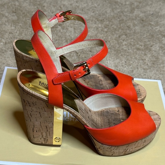 MICHAEL KORS PLATFORM ANKLE STRAP WITH GOLD ACCENTS // Size 9.5 / leather - Picture 3 of 7